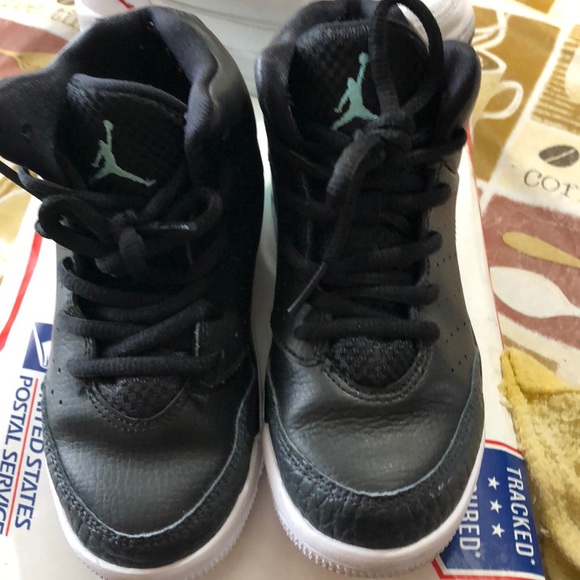 boys black jordan shoes